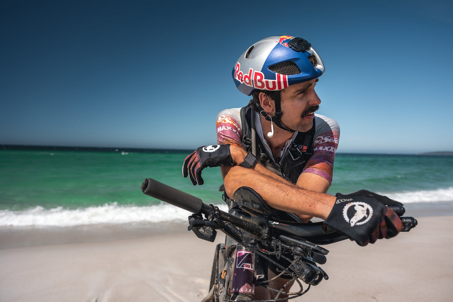 PAYSON MCELVEEN CROSSES TASMANIA - Voler